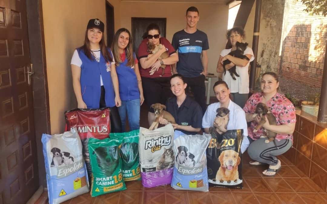 Núcleo de Agropecuárias e Pet Shops doa rações e vacinas para cuidadoras independentes de animais