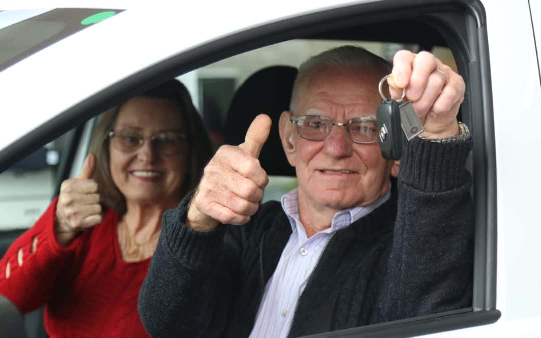 Cliente de 81 anos foi o sortudo a ganhar o Renault Sandero da ACIT