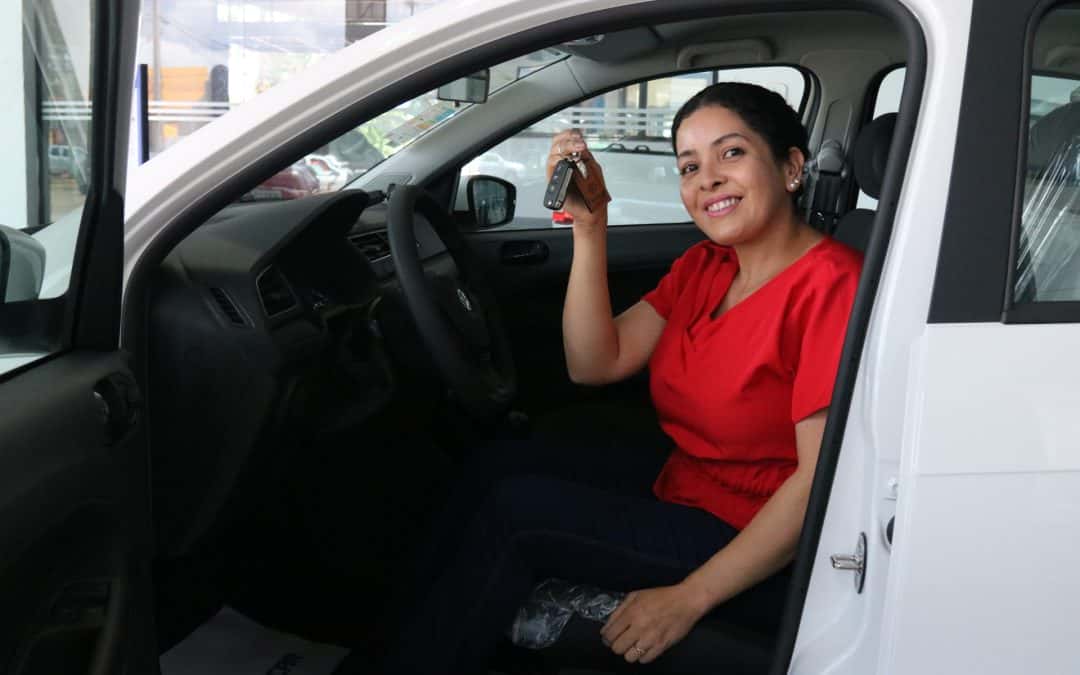 Moradora de Cerro da Lola recebe carro da campanha Um ano inteiro de prêmios