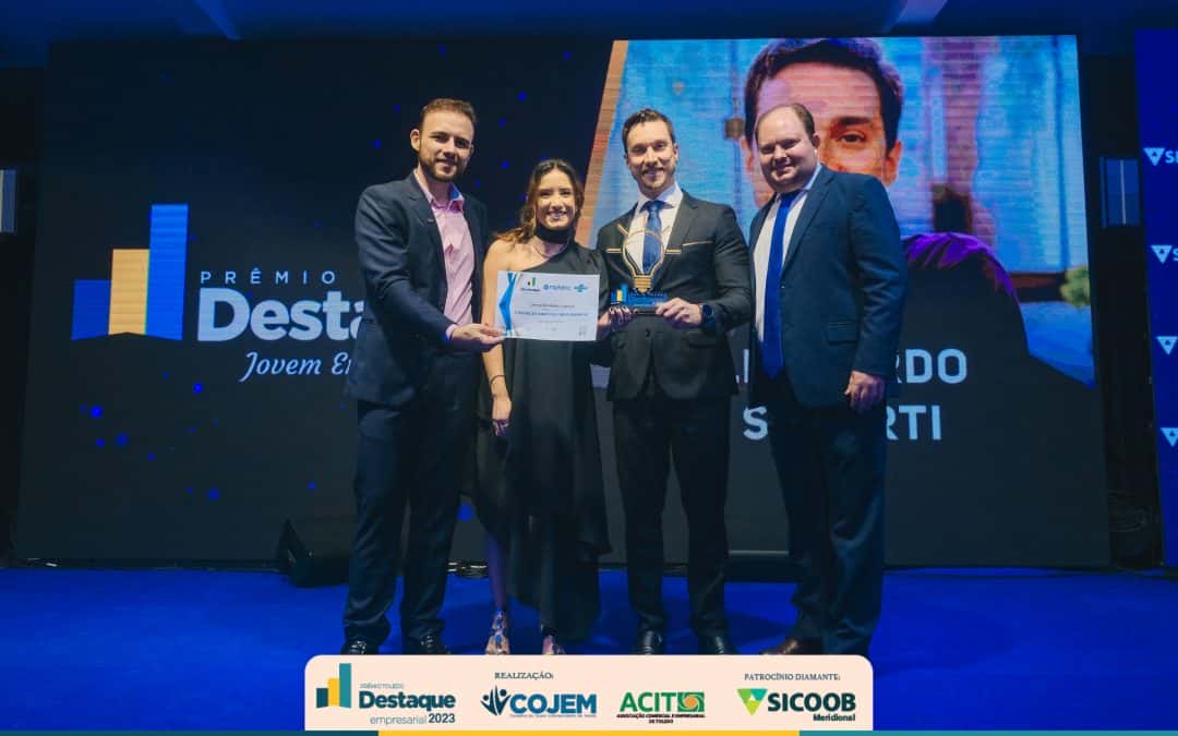 Leonardo Superti, da CustomerX é o vencedor do Prêmio Destaque Jovem Empreendedor