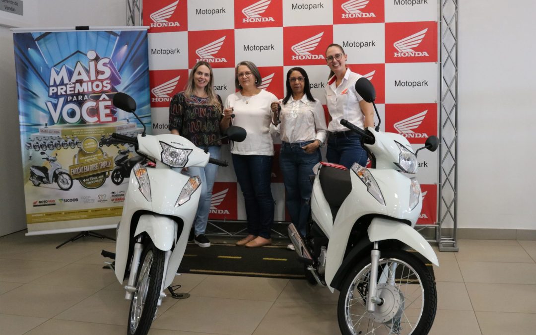ACIT entrega motocicletas sorteadas no mês das mães para três clientes do comércio de Toledo