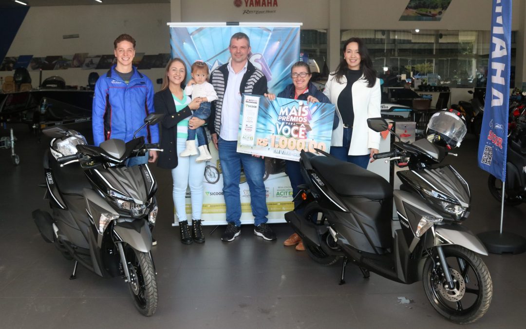 ACIT entrega motocicletas sorteadas no mês dos namorados para três clientes do comércio de Toledo